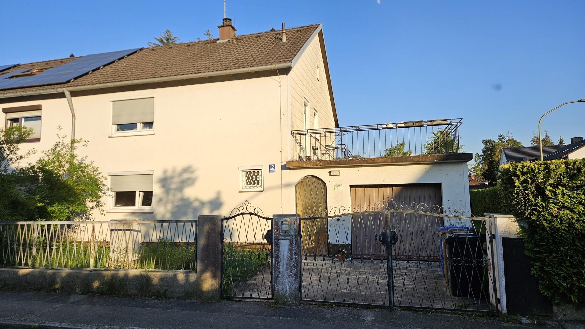 Hausansicht Eingang und Garage