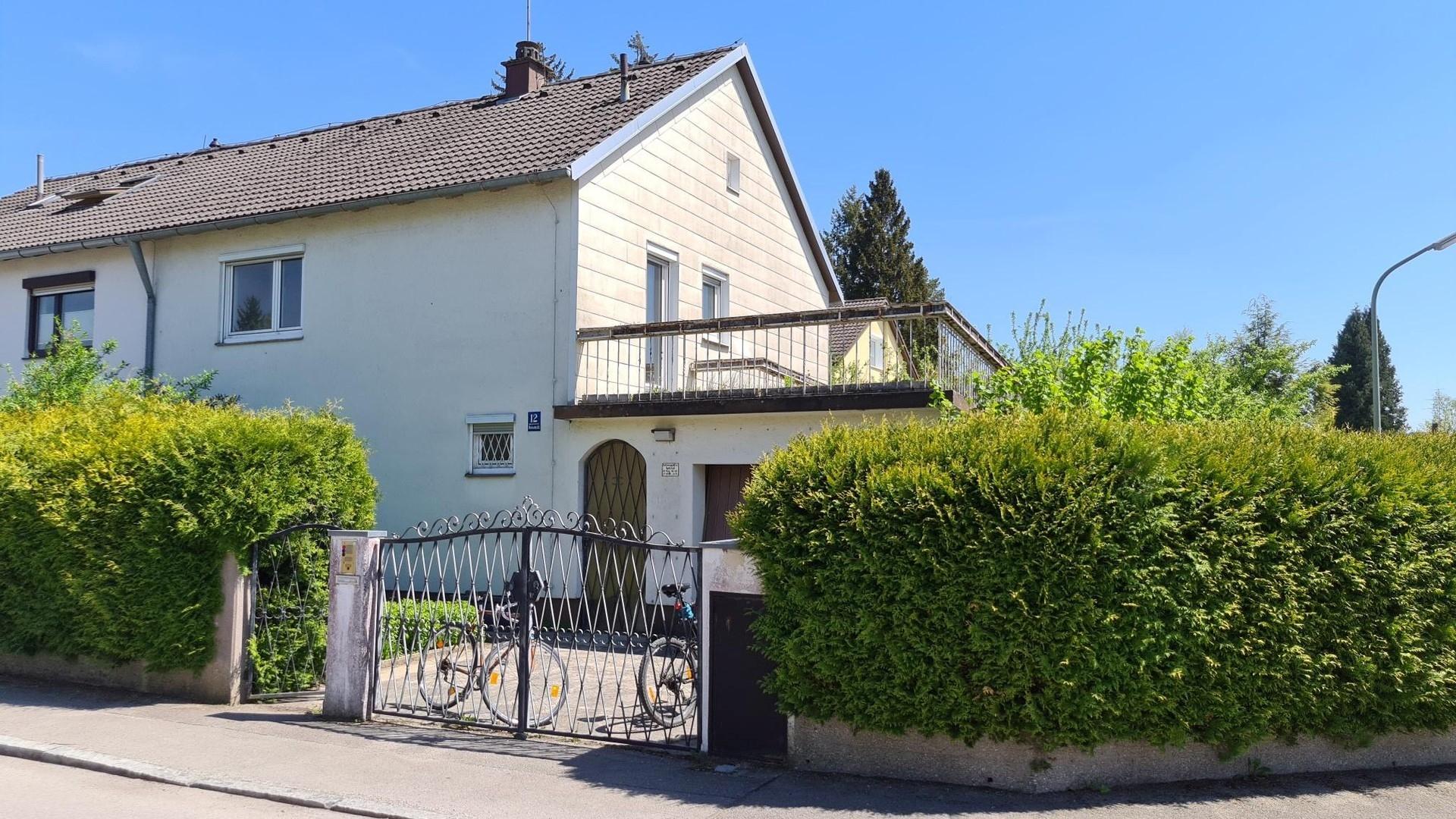 Hausansicht Eingang und Garage