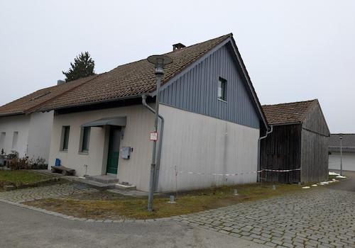 Haus mit Nebengebäude