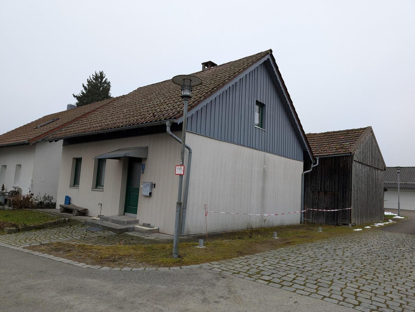 Haus mit Nebengebäude