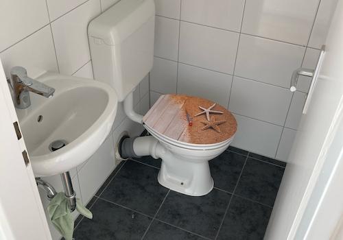 separates WC