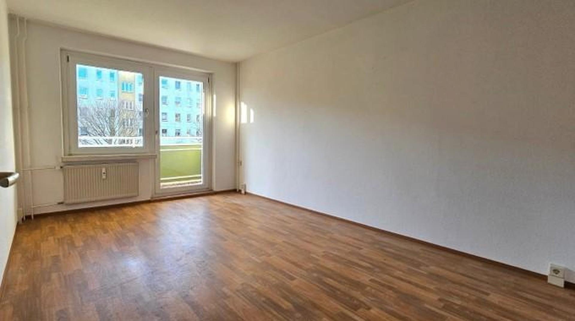 Wohnzimmer mit Balkon