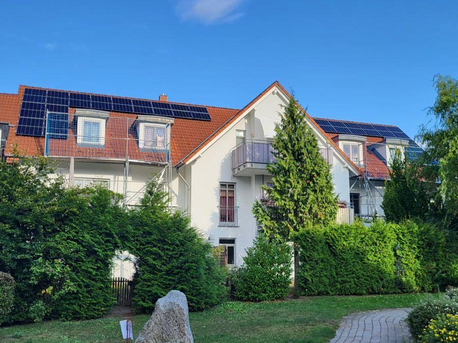 Hausansicht mit PV
