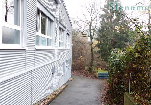 Durchgang/Weg entlang diverser Gebäude am Rande des Grundstücks