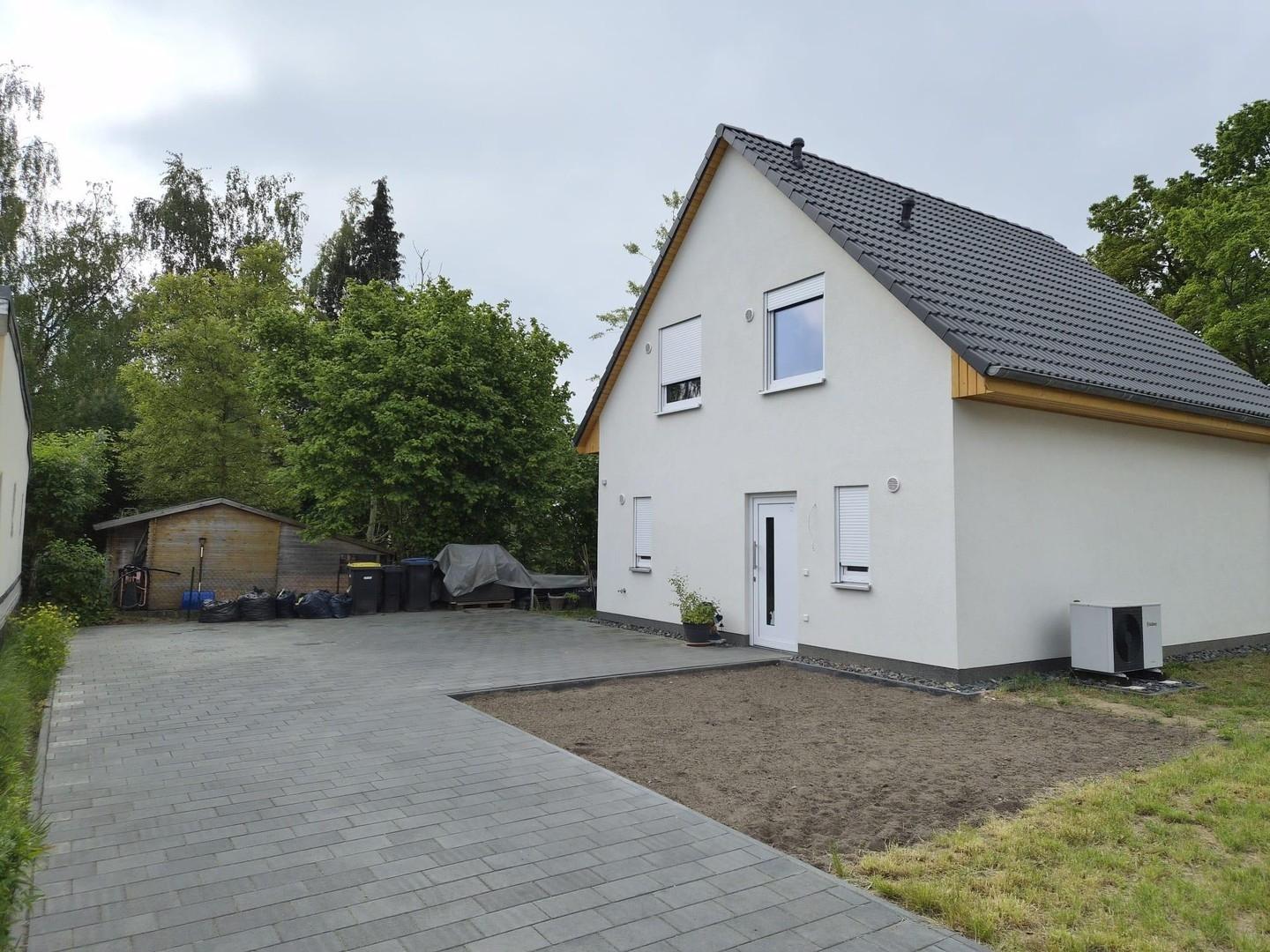 Hausansicht mit Parkplatz