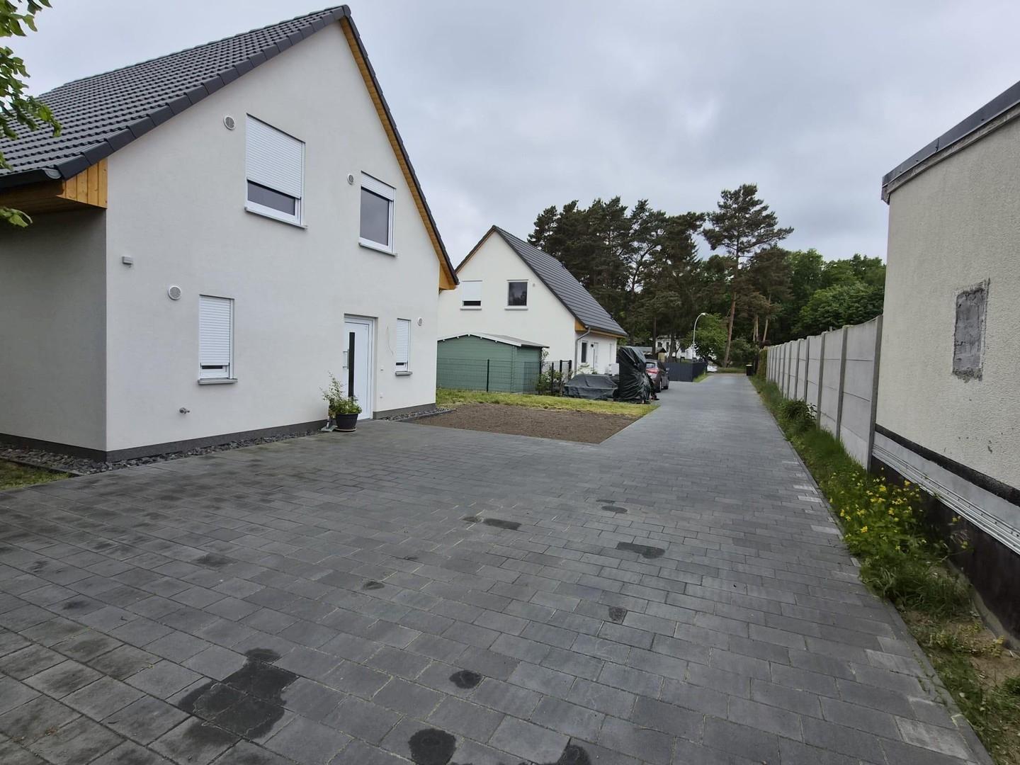 Hausansicht und Auffahrt
