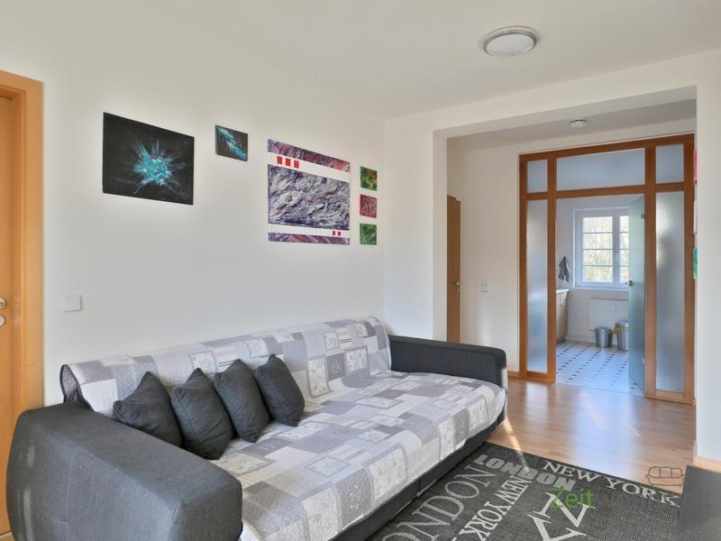 Sofa und Blick zur Küche