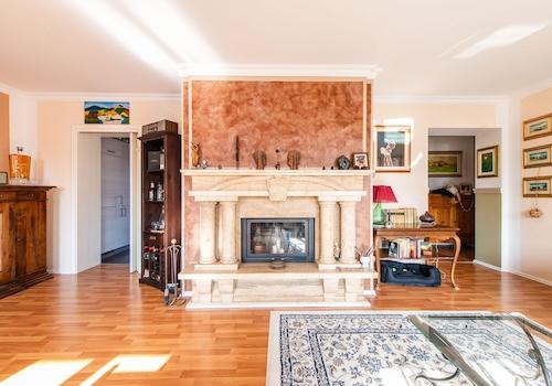 Marmorkamin / Wohnung 2