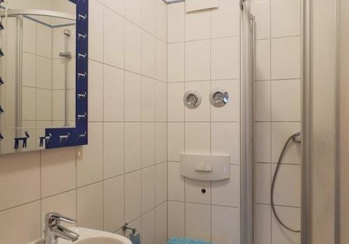 kleines Bad mit Dusche