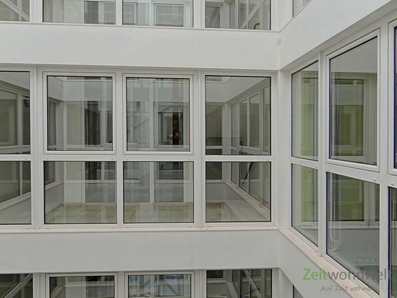 modernes Treppenhaus mit Aufzug
