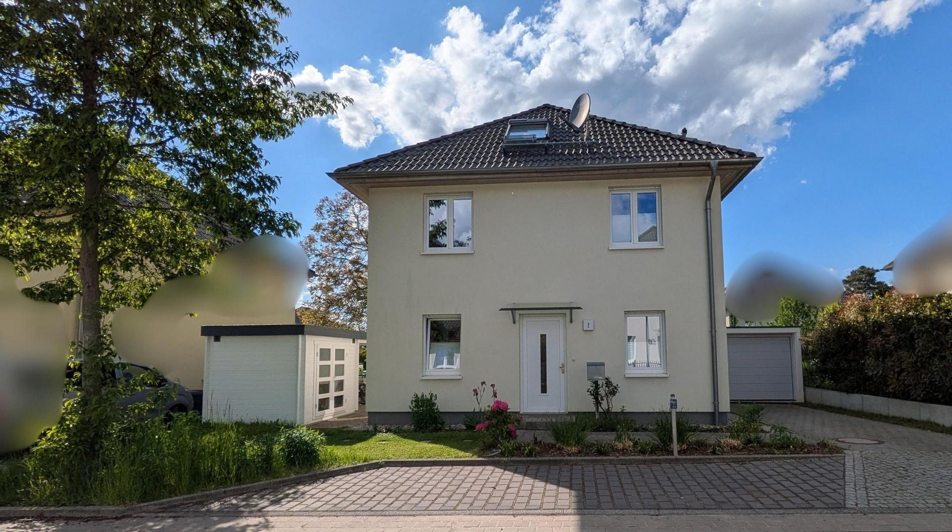 Frontalansicht mit Garage