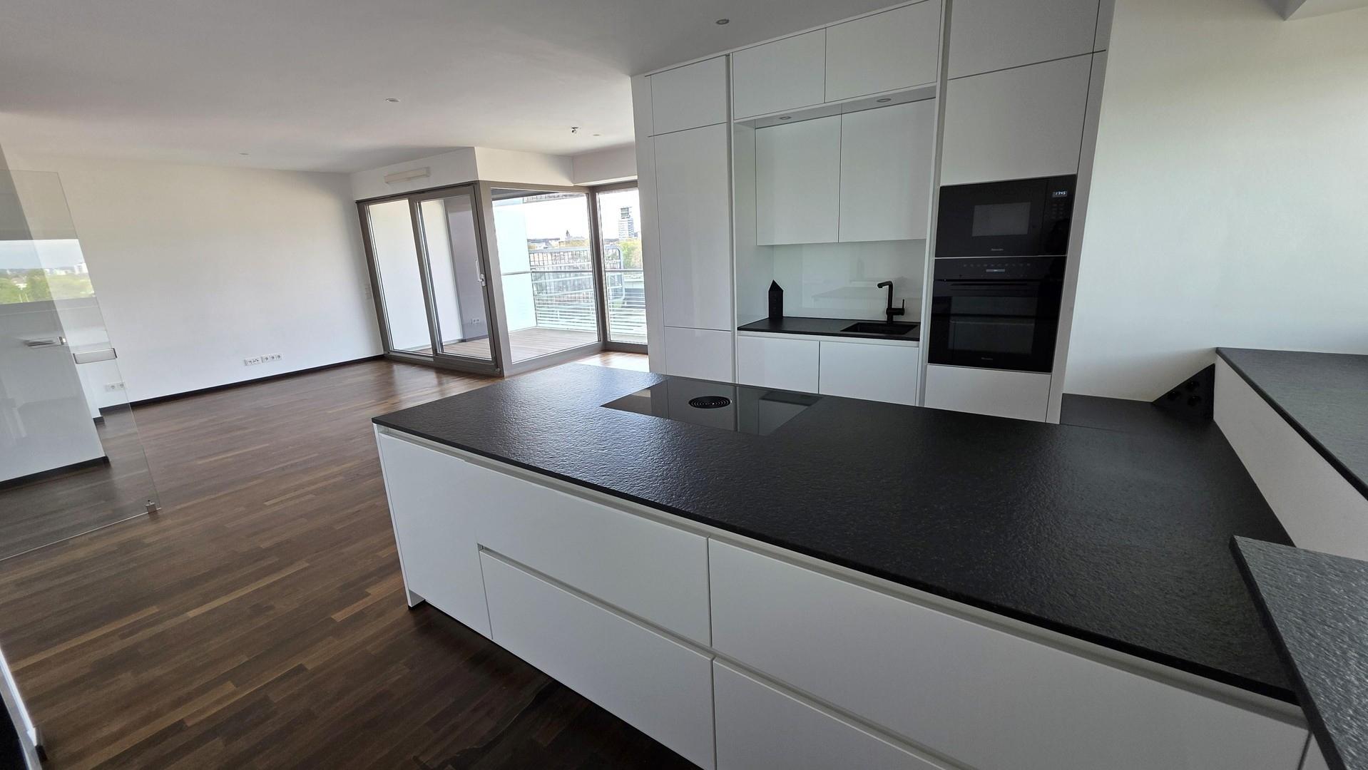 Blick v Küche ins Wohnzimmer