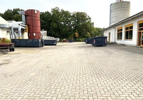 LKW befahrbare Hoffläche/Parkplätze