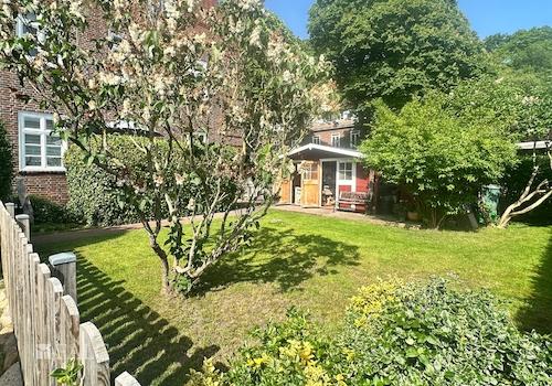 Garten mit Gartenhaus
