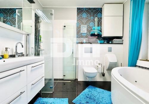 WE1 EG Badezimmer / Wanne / Dusche ebenerdig