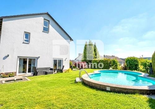 Angelegter Gartenbereich / Pool