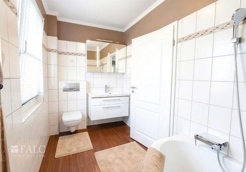 Badezimmer OG- (KI generiert)