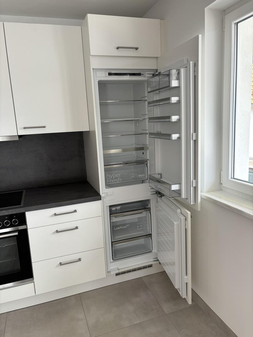 Küche mit Kühl-Gefrierschrank