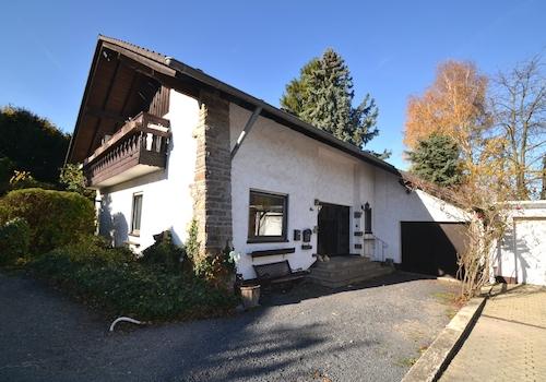 Seitenansicht und Hauseingang