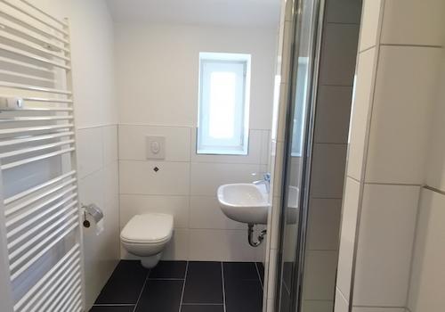 modernes Bad mit Dusche und Fenster 