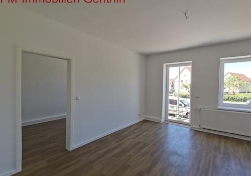 großes Wohnzimmer mit Balkon