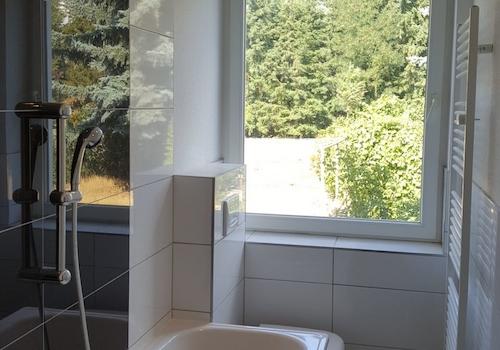 modernes wohlfühlbad Bad mit Wanne & Fenster