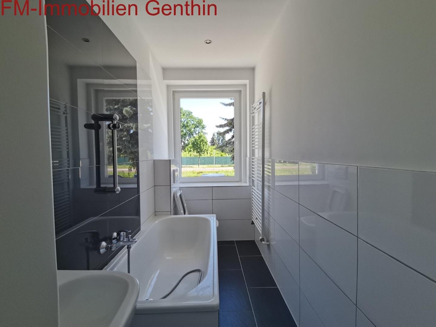 modernes Bad mit Wanne