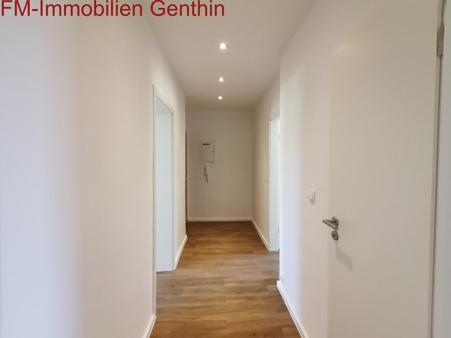 Heller Flur mit LED Beleuchtung