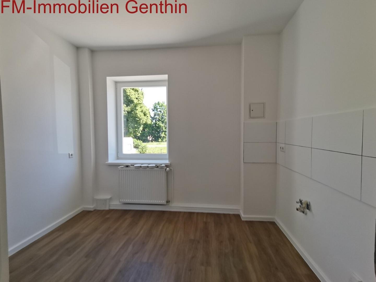 Küche mit Fliesenspiegel und Fenster