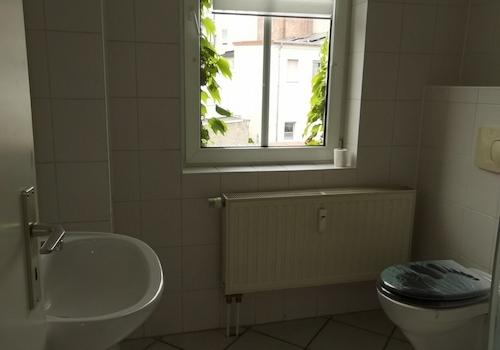 Bad mit Dusche und Fenster