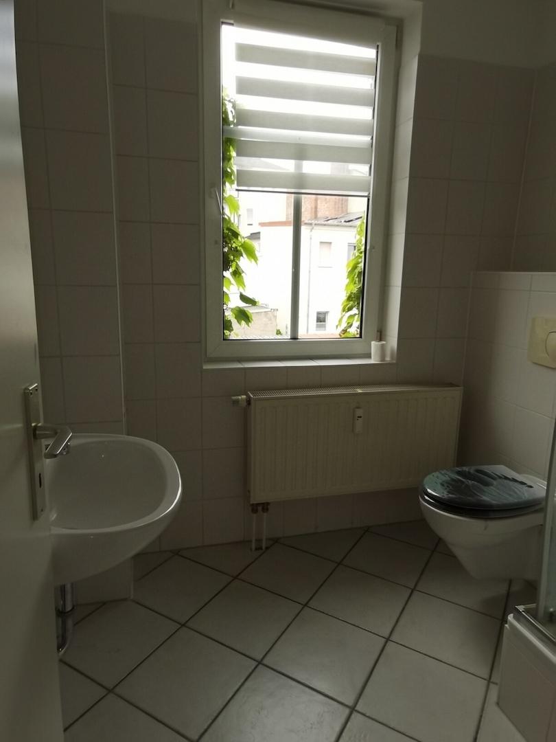 Bad mit Dusche und Fenster
