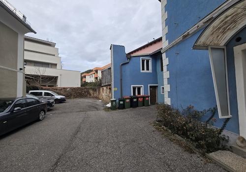 Innenhof mit Parkplatz
