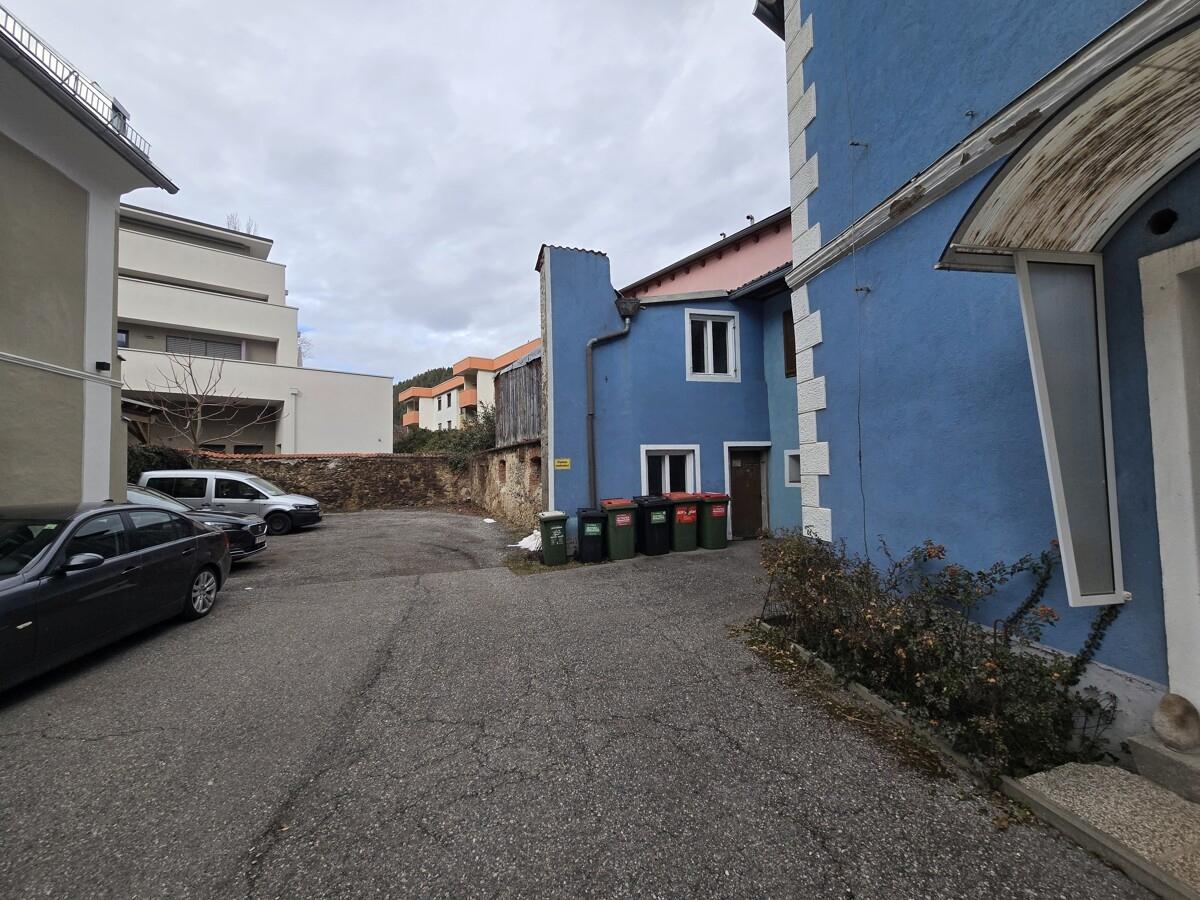 Innenhof mit Parkplatz