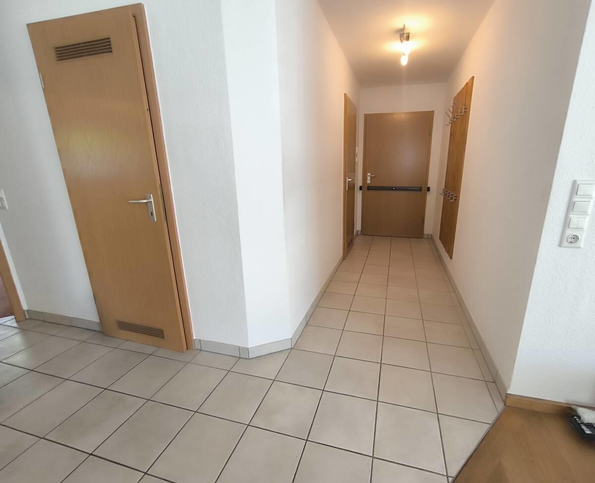 Der offene Flur mit Abstellkammer