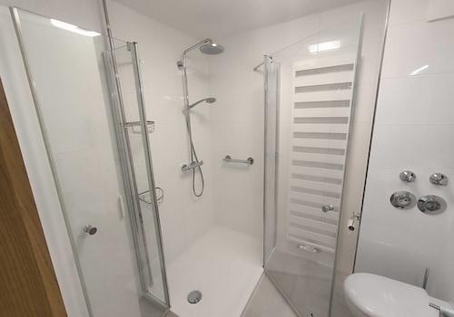 mit großer Dusche 