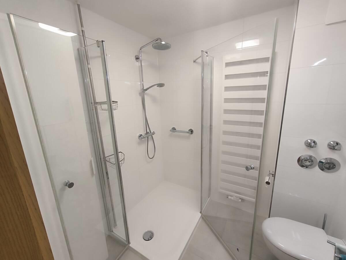mit großer Dusche 