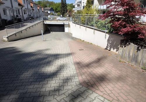 Mit großer Zufahrt
