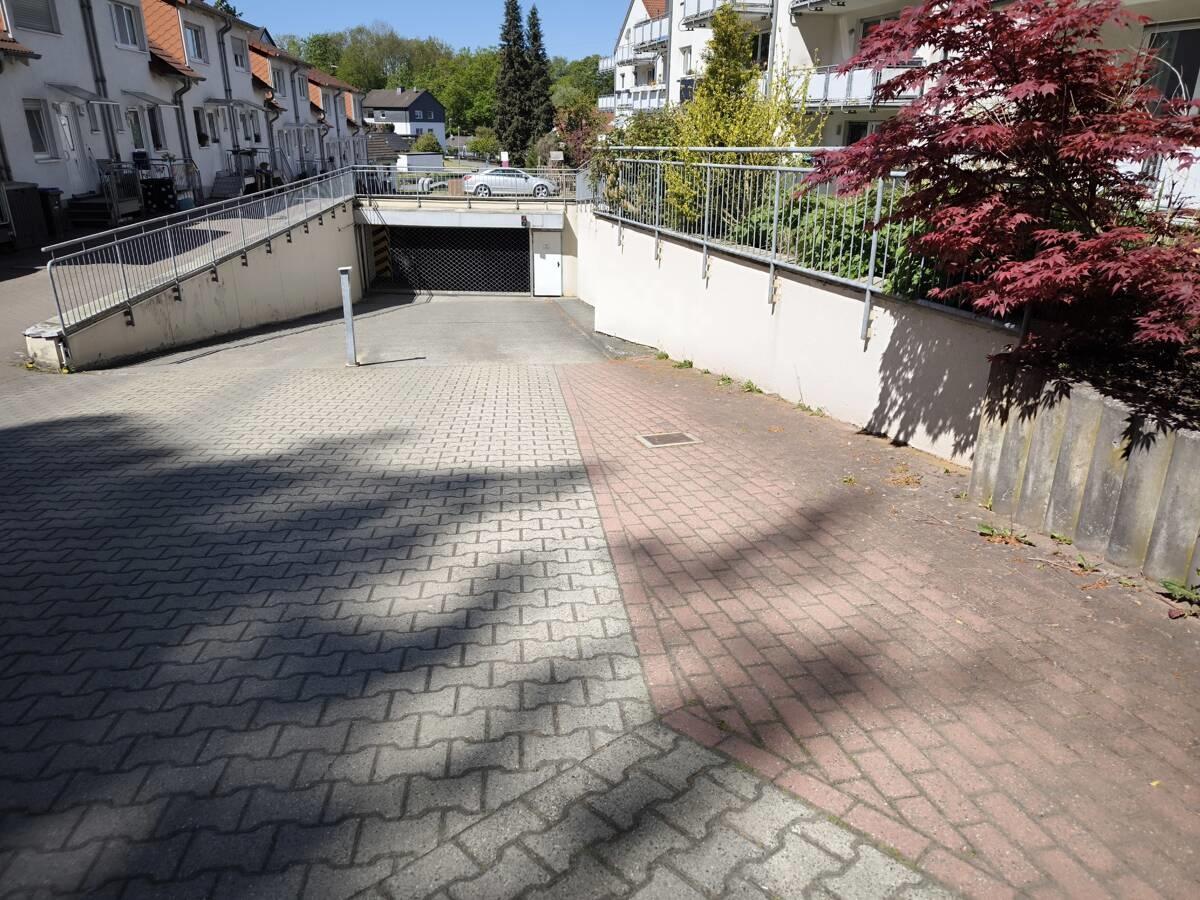 Mit großer Zufahrt