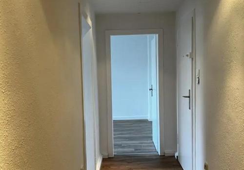 Flur_Blick vom Badezimmer