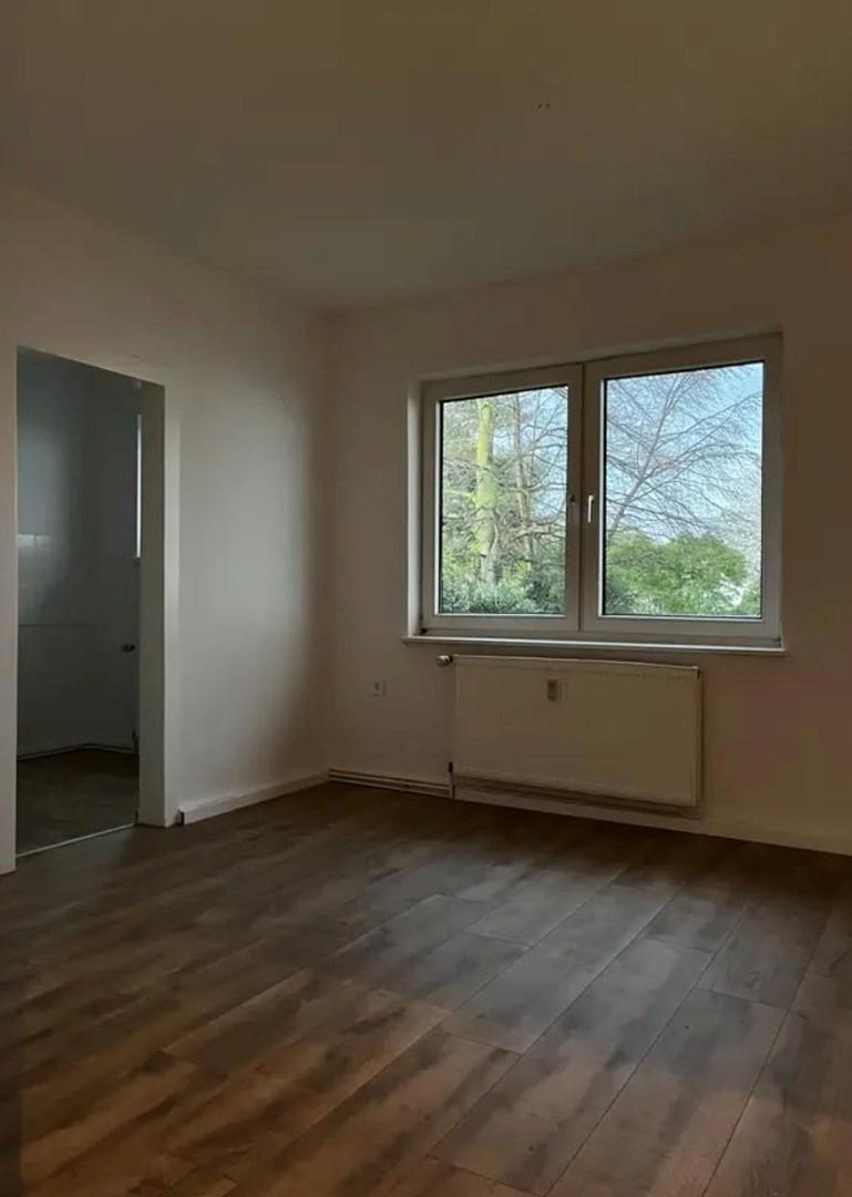 Wohnzimmer_Blick auf den Hof