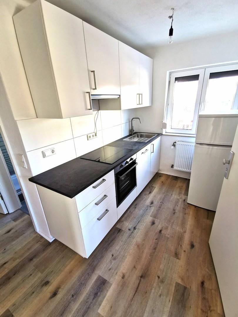 Nagelneue EBK mit Kühlschrank 