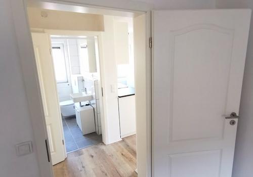 Blick vom Schlafzimmer ins Bad