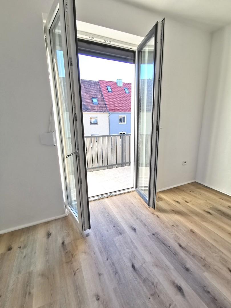 Wohnzimmer mit Balkon 