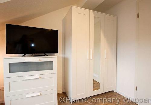 Kleiderschrank und Kommode