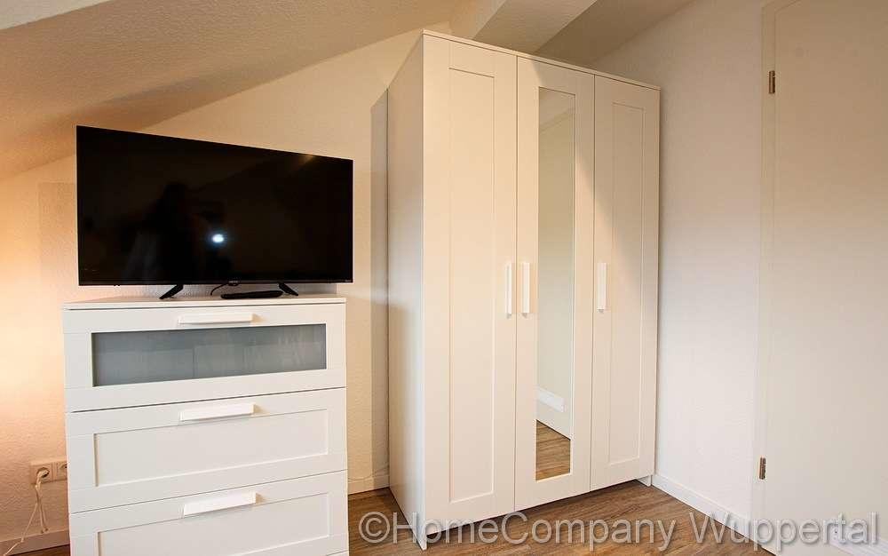 Kleiderschrank und Kommode