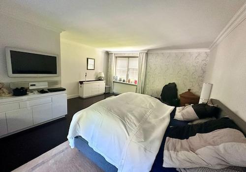 großzügiges Schlafzimmer
