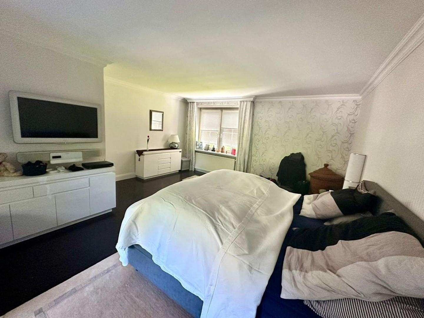 großzügiges Schlafzimmer