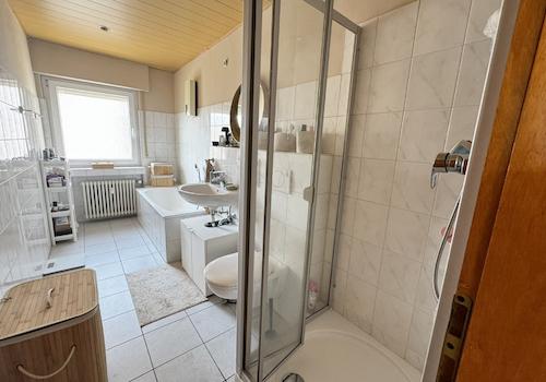 Badezimmer mit Dusche und Badewanne