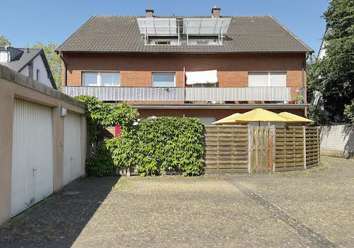 Rückansicht mit Garagen 