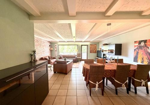 Wohnzimmer mit Zugamg Balkon